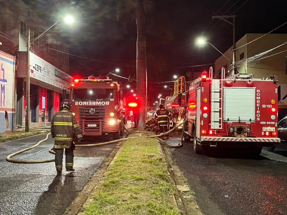 Foto 6 de 6 — Incêndio de grandes proporções atinge barracão abandonado em Araraquara